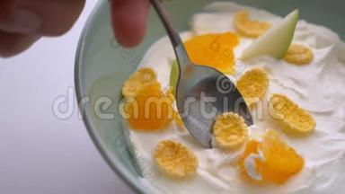 美味的酸奶早餐碗的特写镜头，<strong>里</strong>面有<strong>水果</strong>、谷类食品和<strong>勺子</strong>